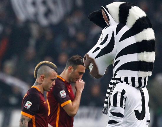 球星突破防线送出助攻