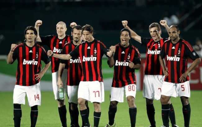 内马尔从中场跑回禁区开门球，结果队友直接开大脚让他无语