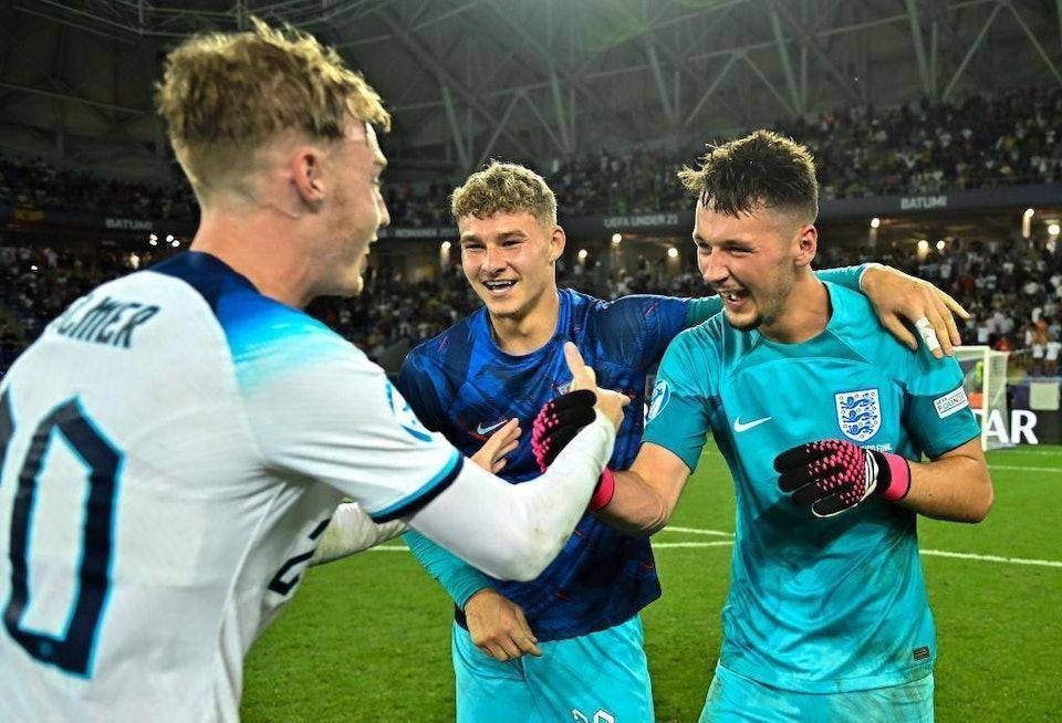 心系老东家，维尼修斯晒穿达尼洛弗拉门戈13号球衣打游戏