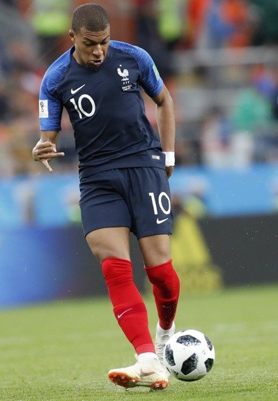 记者：丘库埃梅卡本人很想回到多特，但后者对其伤病史有顾虑