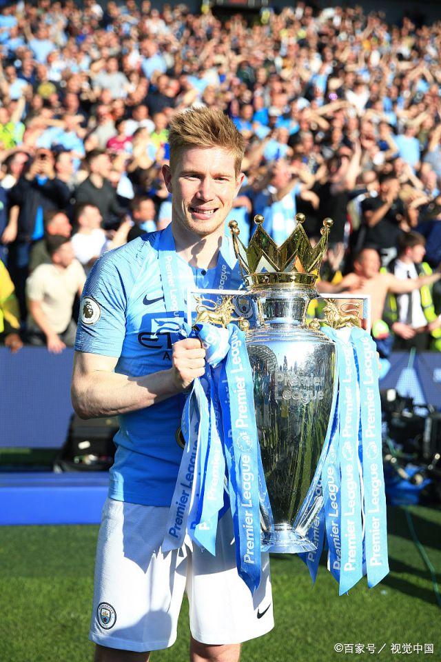 感谢恩师，出自崇明基地的海港球员将奖牌挂在徐根宝脖子上